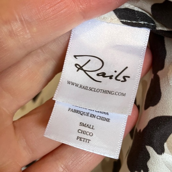 Rails 100% Silk Stylish Animal Print Women's Shirt - Picture 5 of 6